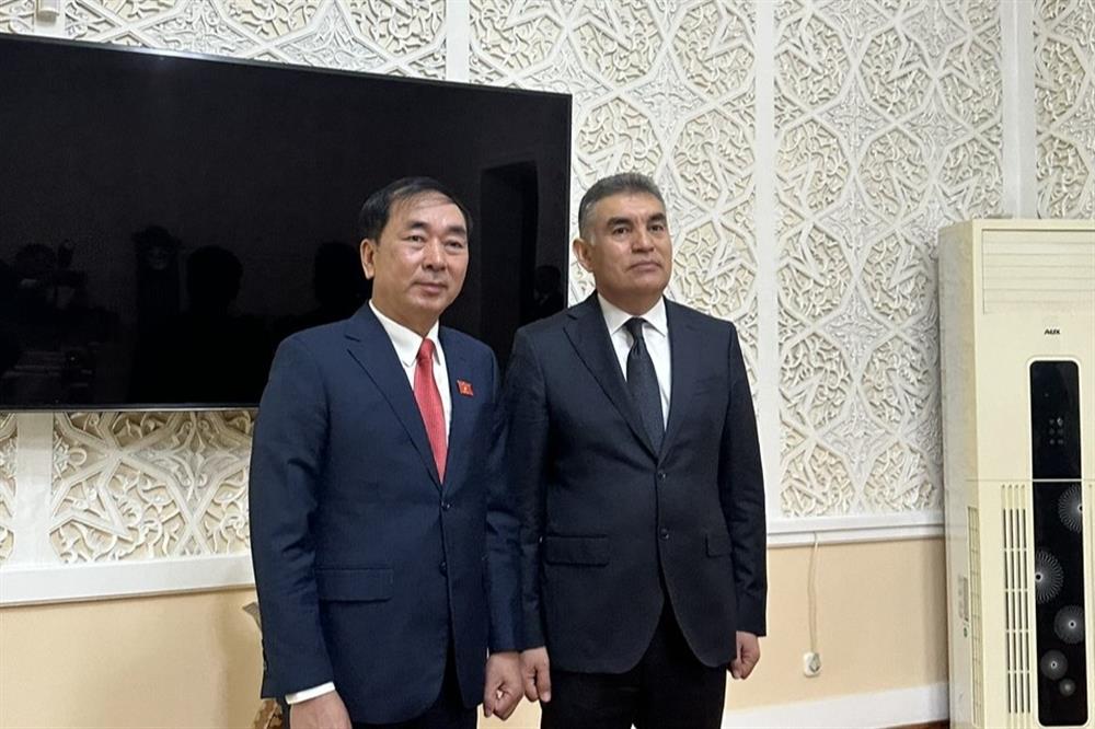 Thứ trưởng Trần Quốc Tỏ và ngài Juraev Jakhongir.
