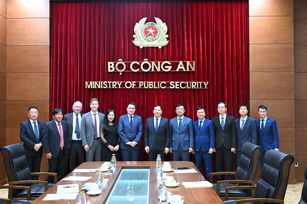 Các đại biểu chụp ảnh lưu niệm.