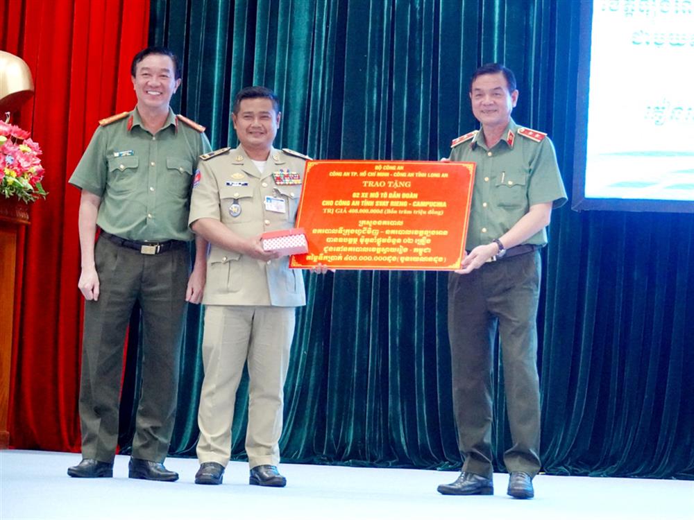 Trung tướng Lê Hồng Nam (bên phải) trao tặng 02 xe mô tô dẫn đường cho Trung tướng Pich Virek