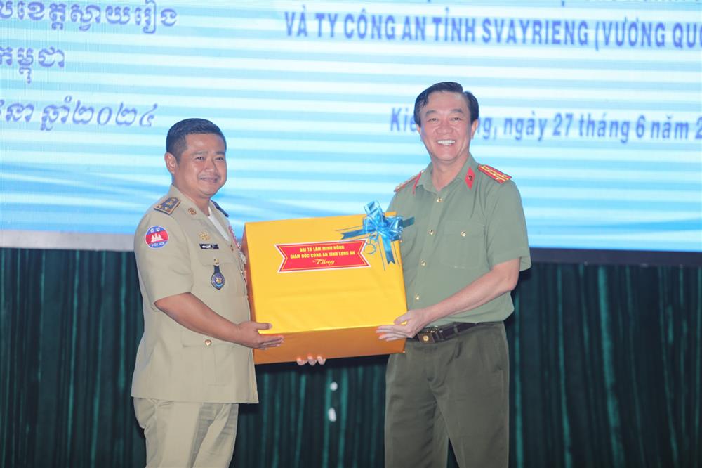 Đại tá Lâm Minh Hồng trao tặng quà cho Trung tướng Pich Virek.