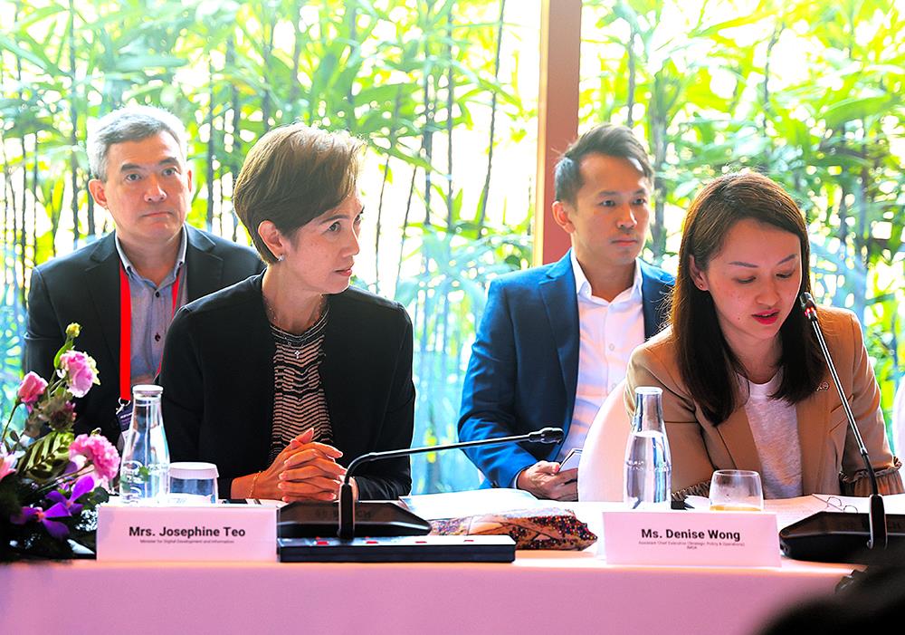 Bà Josephine Teo chủ trì Hội nghị bàn tròn.