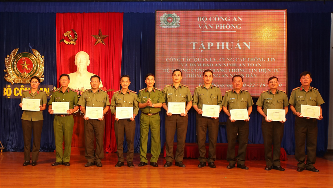 Thiếu tướng Hoàng Anh Tuyên và Đại tá Đinh Xuân Huy trao Giấy chứng nhận hoàn thành khóa học cho các học viên tiêu biểu.