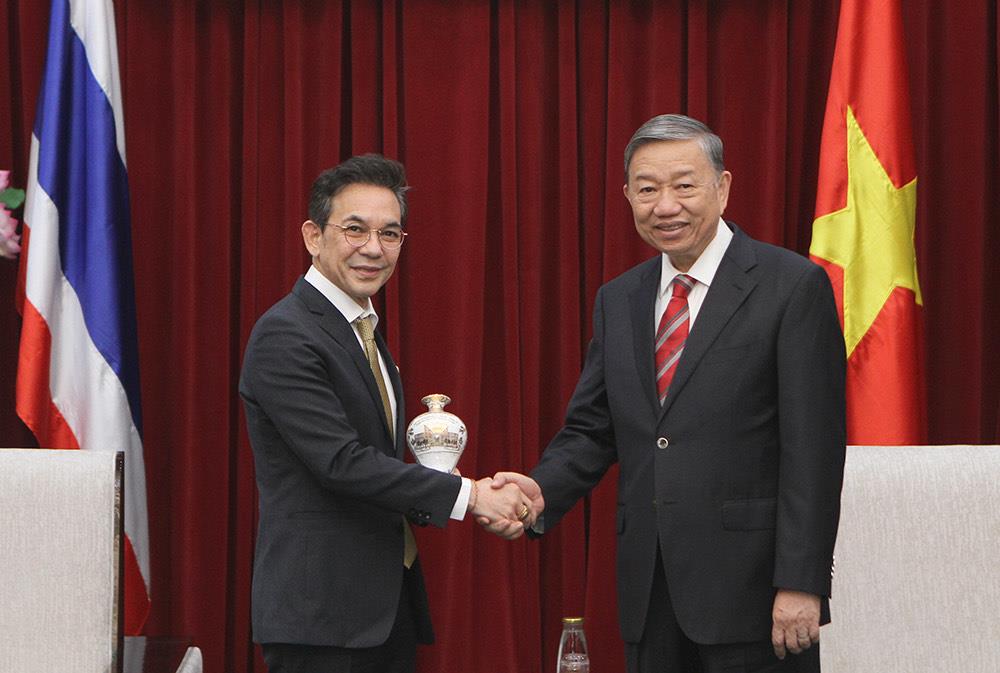Bộ trưởng Tô Lâm trao quà lưu niệm tặng Đại sứ Thái Lan Nikorndej Balankura.