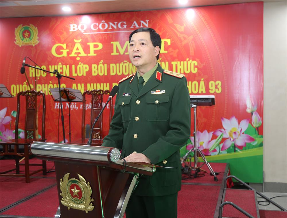 Trung tướng Nguyễn Anh Tuấn, Phó Giám đốc Học viện Quốc phòng phát biểu tại buổi gặp mặt.