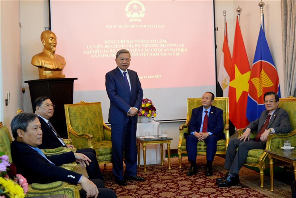 Bộ trưởng Tô Lâm phát biểu khi cùng đoàn công tác tới thăm Đại sứ quán Việt Nam tại Ai Cập.