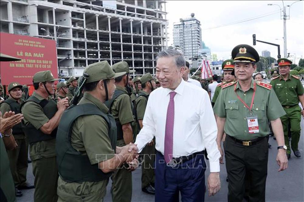 Chủ tịch nước Tô Lâm động viên lực lượng tham gia bảo vệ ANTT ở cơ sở tại TP. Hồ Chí Minh (Ảnh: TTXVN).