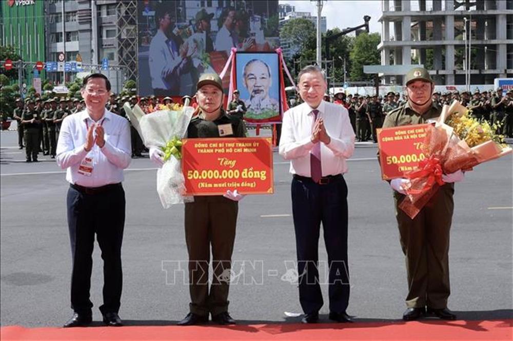 Chủ tịch nước Tô Lâm tặng quà động viên Lực lượng tham gia bảo vệ ANTT ở cơ sở của TP. Hồ Chí Minh (Ảnh: TTXVN).