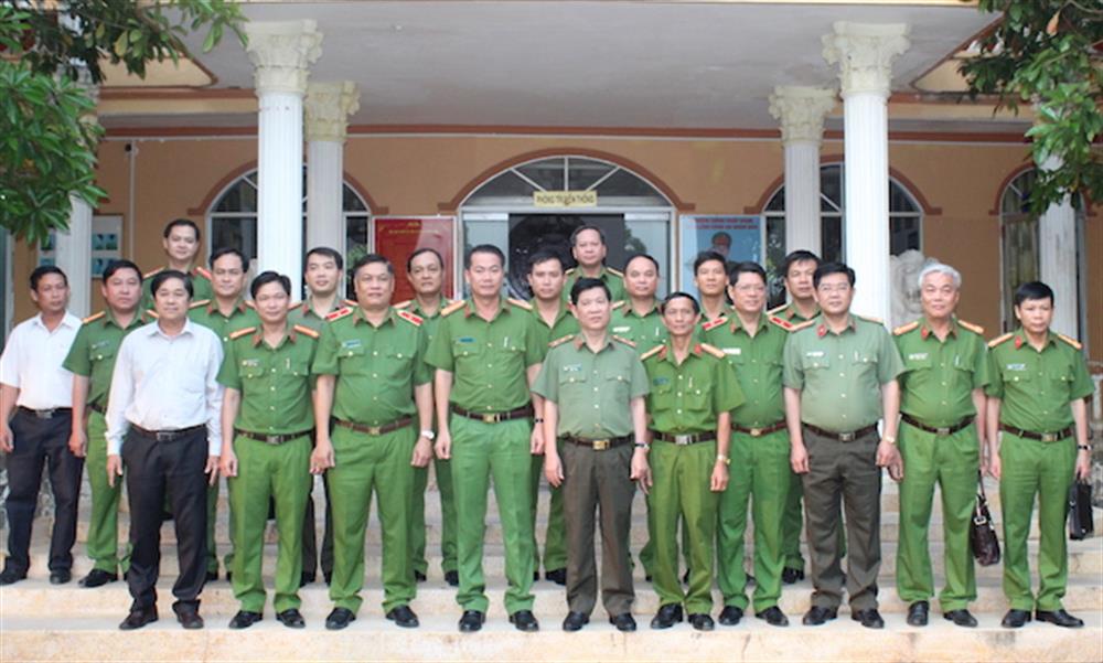 Thứ trưởng Nguyễn Văn Sơn cùng Đoàn công tác và cán bộ, chiến sĩ Trại giam Phước Hoà và Trại giam Mỹ Phước.
