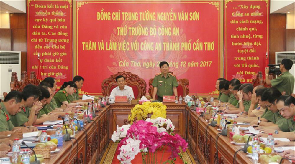 Thứ trưởng Nguyễn Văn Sơn phát biểu tại buổi làm việc.
