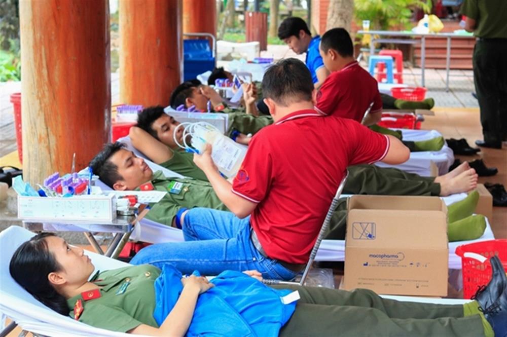 Học viên Trường Đại học An ninh nhân dân tích cực tham gia hiến máu cứu người.