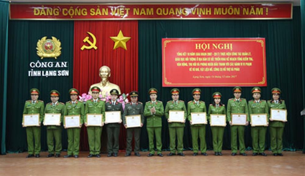Các tập thể và cá nhân có thành tích xuất sắc nhận Bằng khen của Bộ Công an.
