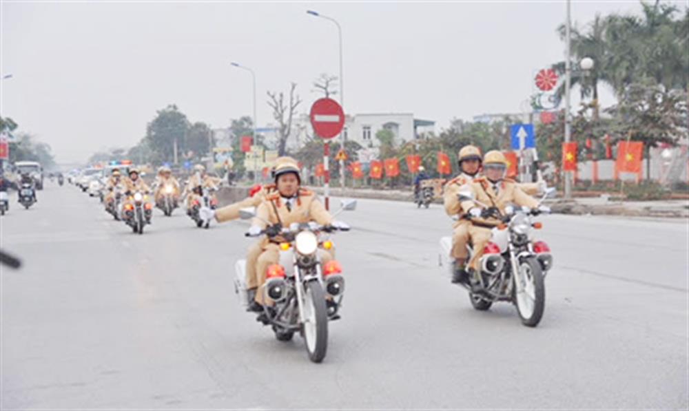 Lực lượng CSGT ra quân thực hiện cao điểm đảm bảo TTATGT.