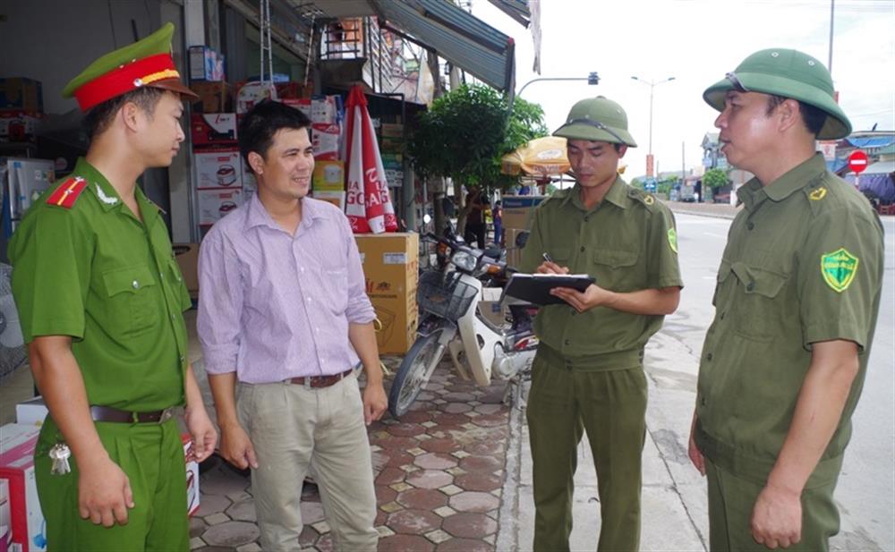 Công an huyện Thanh Liêm và Công an xã Thanh Nguyên tuyên truyền nhân dân đảm bảo an ninh trật tự, an toàn giao thông ven Quốc lộ 1A.
