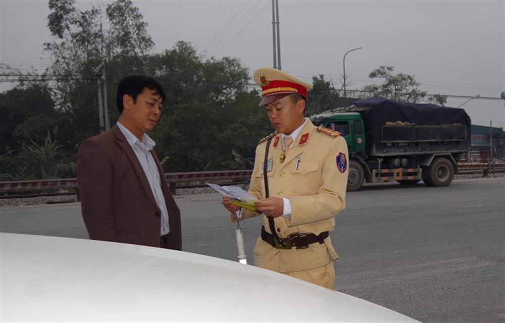 Lực lượng CSGT Công an tỉnh Hà Nam kiểm tra, xử lý vi phạm về trật tự, an toàn giao thông.