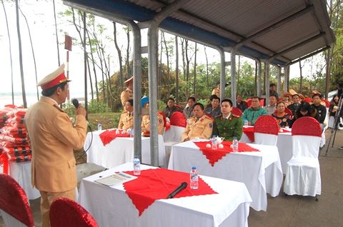 Cảnh sát đường thủy CATP Hà Nội tổ chức cấp phát áo phao, tuyên truyền cho các chủ bến đò về an toàn, phòng ngừa đuối nước.