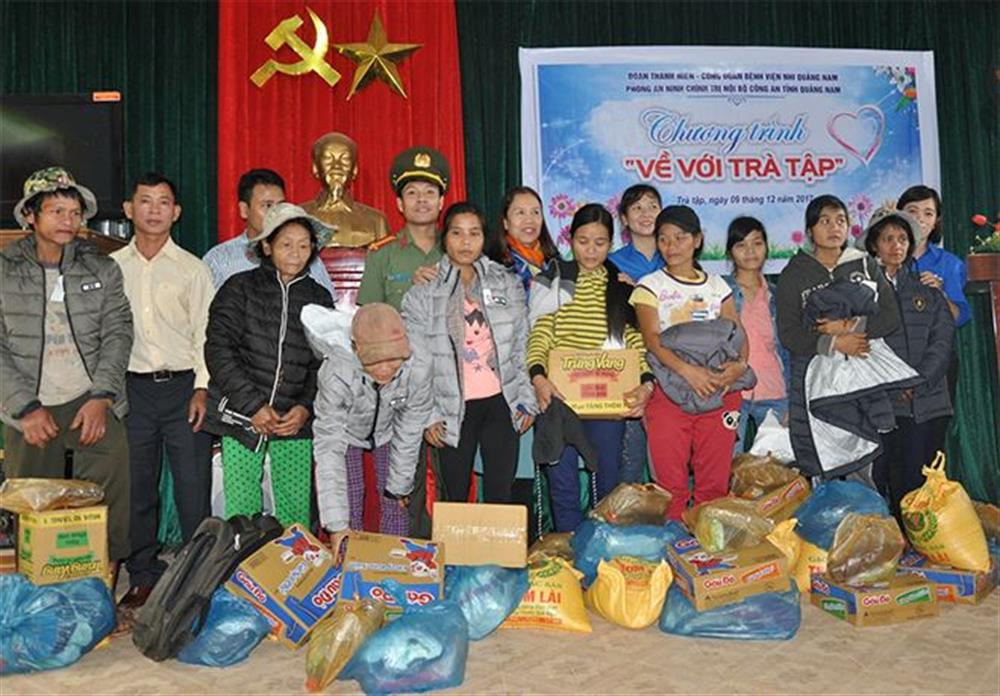 Những phần quà tặng đồng bào xã Trà Tập và học sinh Trường Phổ thông dân tộc nội trú Nam Trà My, tỉnh Quảng Nam.