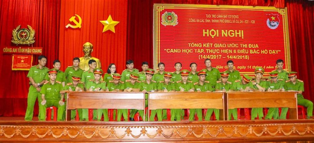 Đại diện lực lượng CSCĐ 12 tỉnh, thành Đồng bằng sông Cửu Long và Tiểu đoàn CSCĐ Tây Nam Bộ ký kết Giao ước thi đua nhiệm kỳ 2018 - 2019.