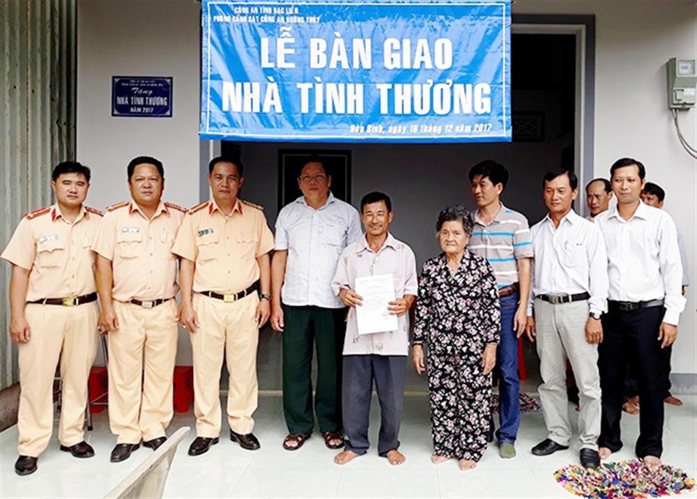 Phòng Cảnh sát đường thủy Công an tỉnh Bạc Liêu trao nhà tặng hộ nghèo.