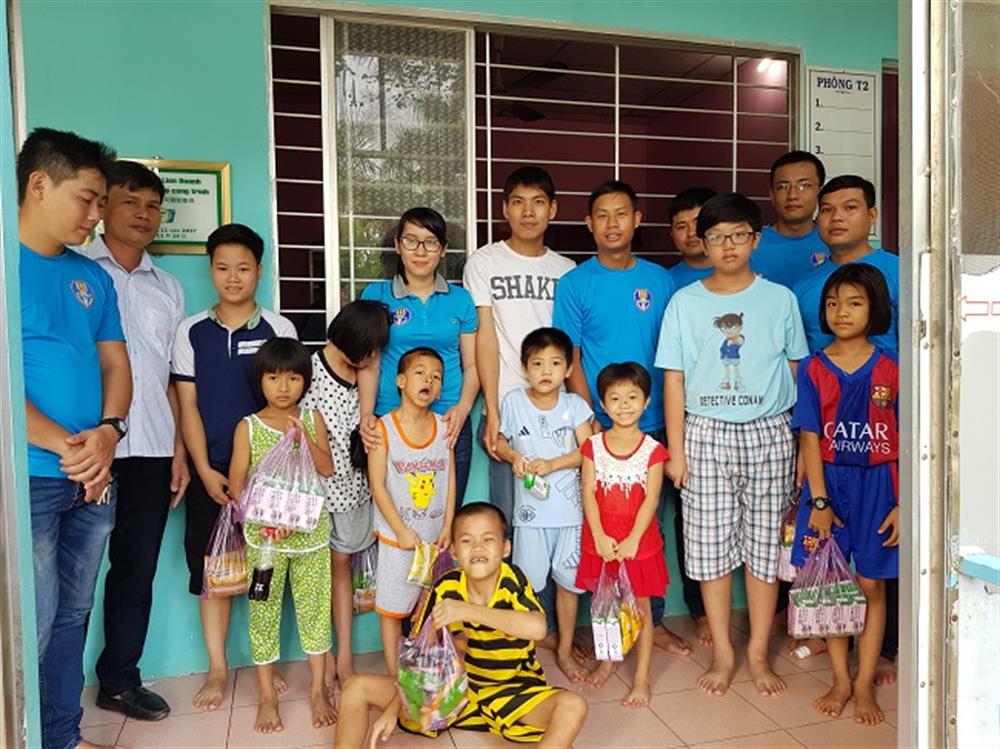Đoàn viên trong Chi đoàn Phòng Cảnh sát giao thông Công an tỉnh Đồng Tháp trao quà tặng các trẻ em mồ côi và khuyết tật.