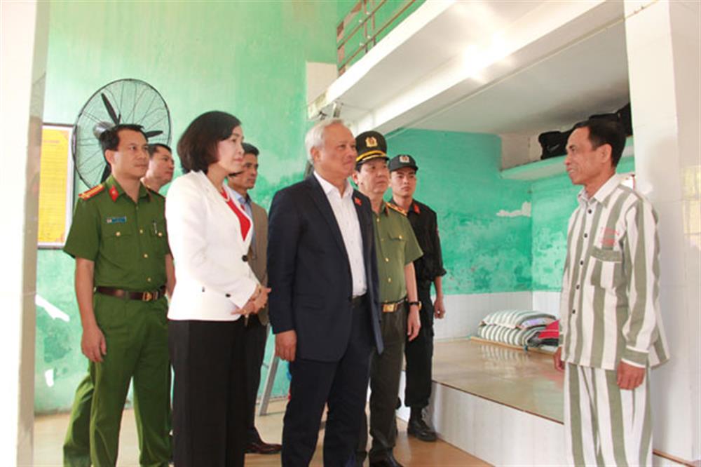 Các đại biểu thăm nơi ở của phạm nhân.