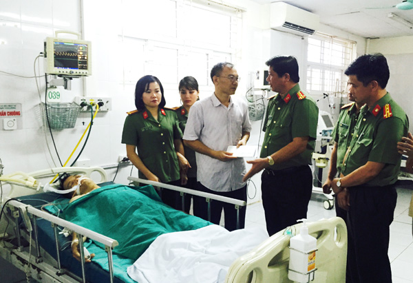 Đại diện Ban Giám đốc Công an tỉnh Lào Cai thăm hỏi Trung úy Đoàn Văn Minh.