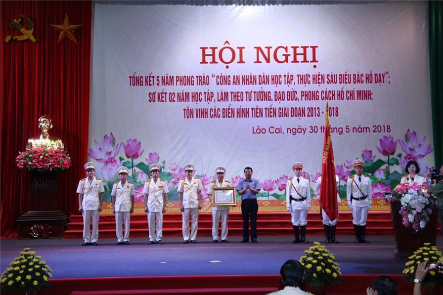 Lãnh đạo Ủy ban nhân dân tỉnh Lào Cai trao Bằng khen tặng các tập thể, cá nhân có thành tích xuất sắc.