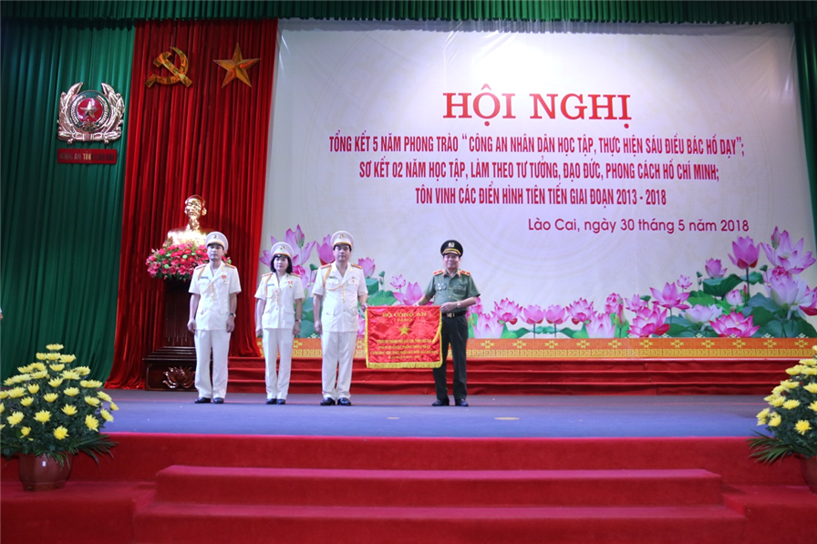 Thiếu tướng Đào Gia Bảo trao Cờ thi đua đơn vị xuất sắc trong phong trào thi đua “Học tập và thực hiện Sáu điều Bác Hồ dạy CAND” tặng Công an thành phố Lào Cai.