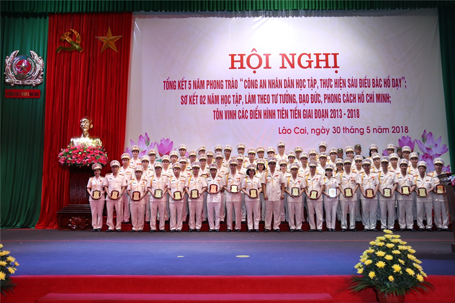 Lãnh đạo Công an tỉnh Lào Cai trao Giấy khen tặng các cá nhân có thành tích xuất sắc.