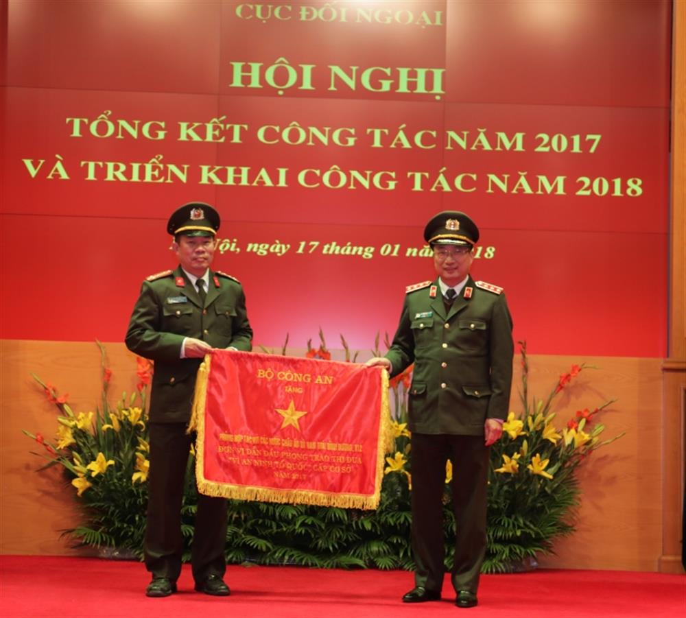 Thứ trưởng Nguyễn Văn Thành trao Cờ thi đua của Bộ Công an cho đơn vị dẫn đầu phong trào thi đua "Vì an ninh Tổ quốc" cấp cơ sở năm 2017.