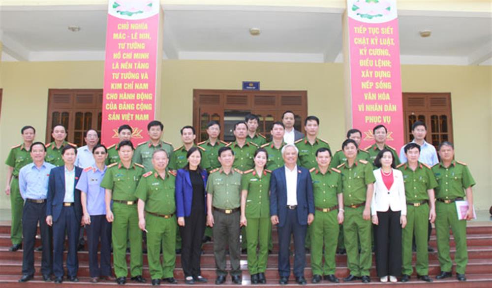 Phó Chủ tịch Quốc hội Uông Chu Lưu và Đoàn công tác cùng các cán bộ, chiến sỹ Trại giam Ninh Khánh.