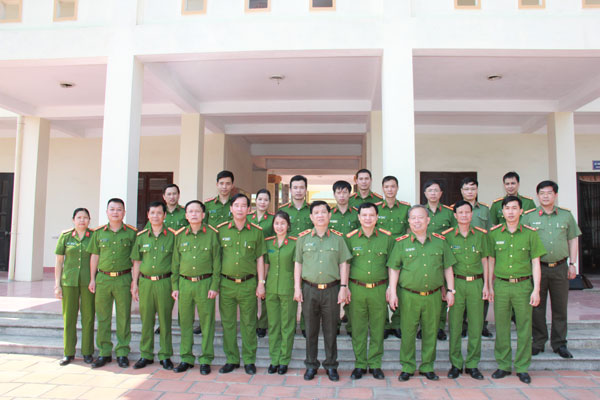Thứ trưởng Nguyễn Văn Sơn và Đoàn công tác cùng cán bộ, chiến sỹ Trường Giáo dưỡng số 2.