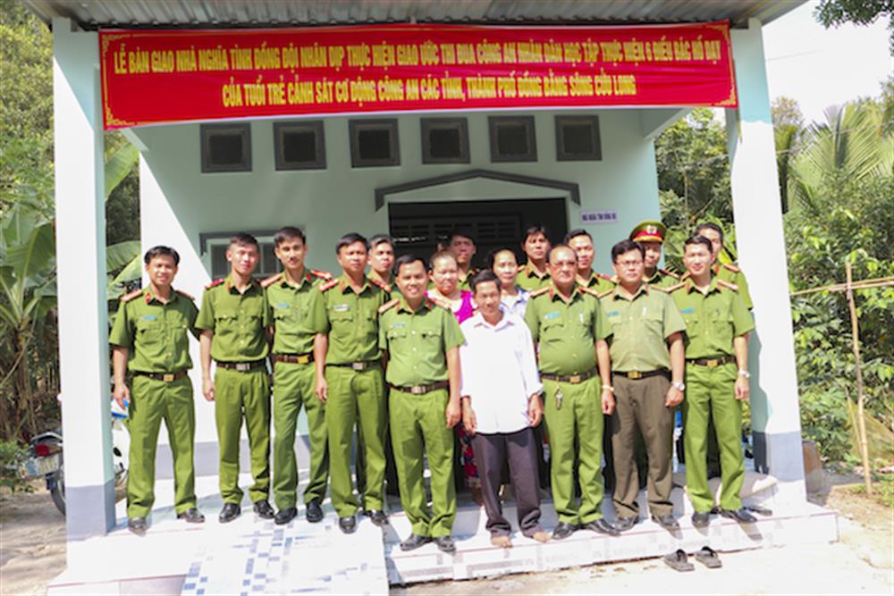 Đoàn viên thanh niên Cụm thi đua thăm, bàn giao nhà tình đồng đội tại thành phố Vị Thanh, tỉnh Hậu Giang.