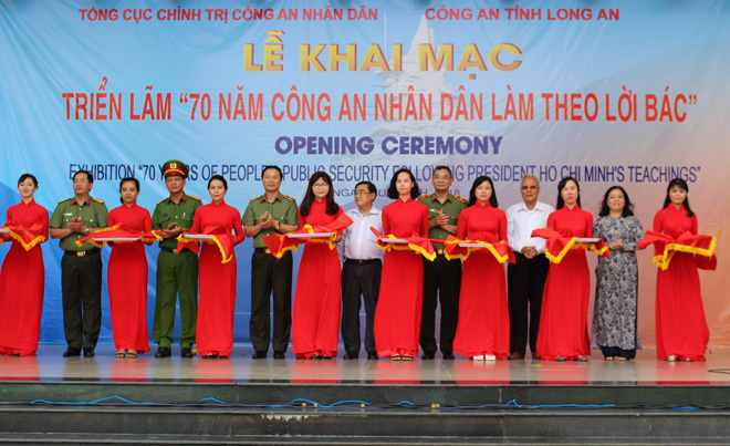 Các đại biểu cắt băng khai mạc Triển lãm.