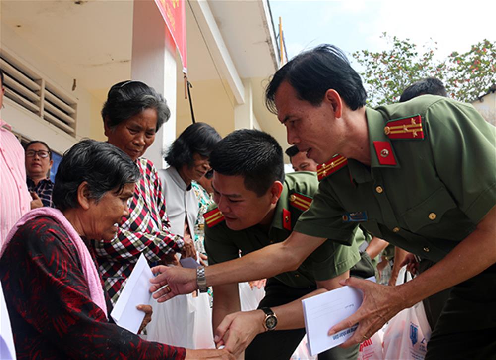 Thượng tá Trần Tấn Bền tặng quà cho người nghèo tại tỉnh Sóc Trăng.