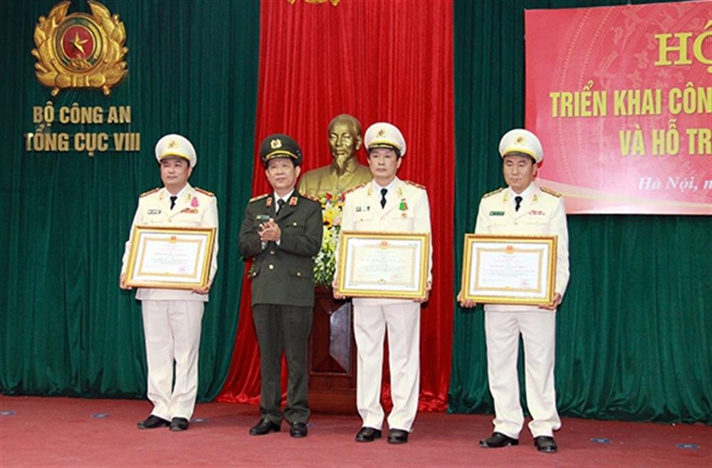 Thứ trưởng Nguyễn Văn Sơn trao Huân chương Bảo vệ Tổ quốc và Huân chương Lao động tặng các cá nhân, tập thể có thành tích xuất sắc.