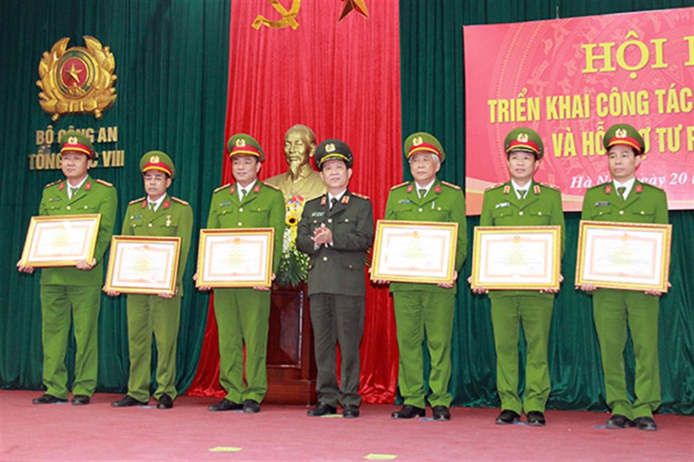 Thứ trưởng Nguyễn Văn Sơn trao Bằng khen của Thủ tướng Chính phủ tặng các cá nhân có thành tích xuất sắc.