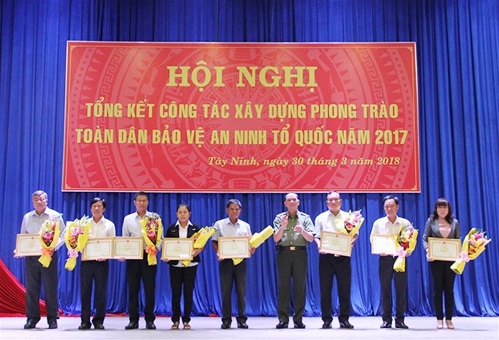 Các tập thể, cá nhân có thành tích xuất sắc nhận Bằng khen của Bộ Công an.