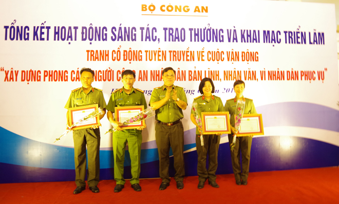 Thiếu tướng Nguyễn Hải Trung, Phó Tổng cục trưởng Tổng cục Chính trị CAND trao giải tập thể tặng Công an các đơn vị, địa phương.