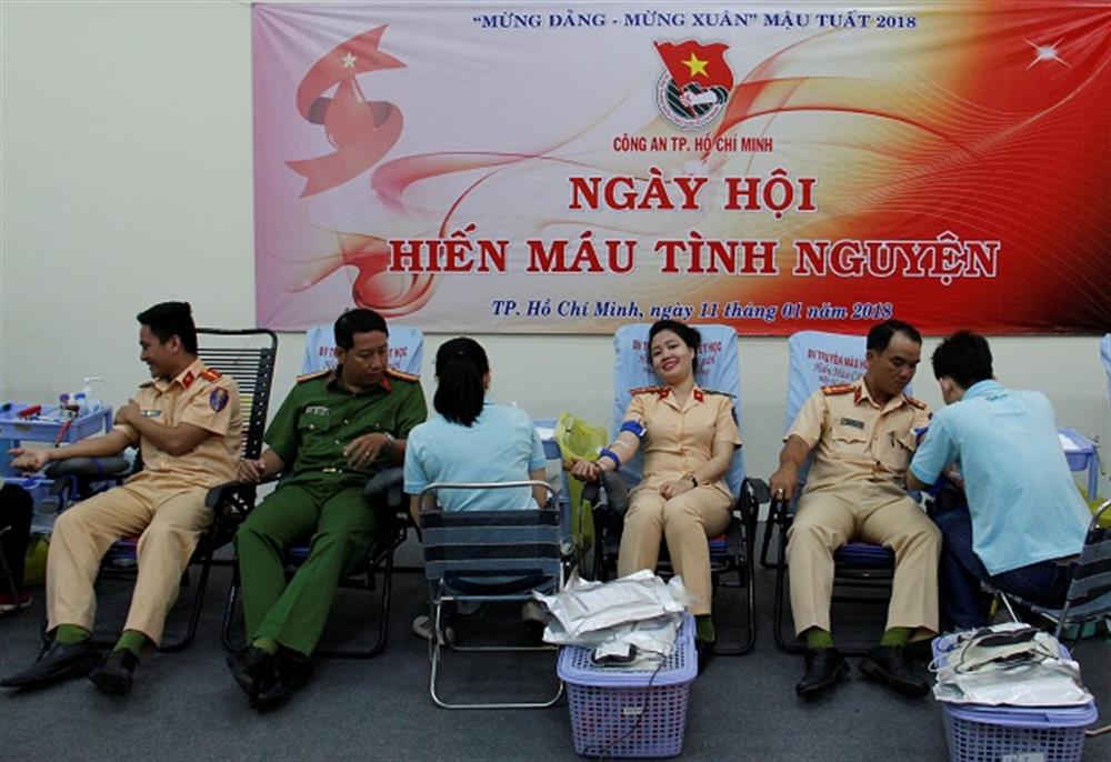 Cán bộ, chiến sỹ Công an TP. Hồ Chí Minh tham gia hiến máu.