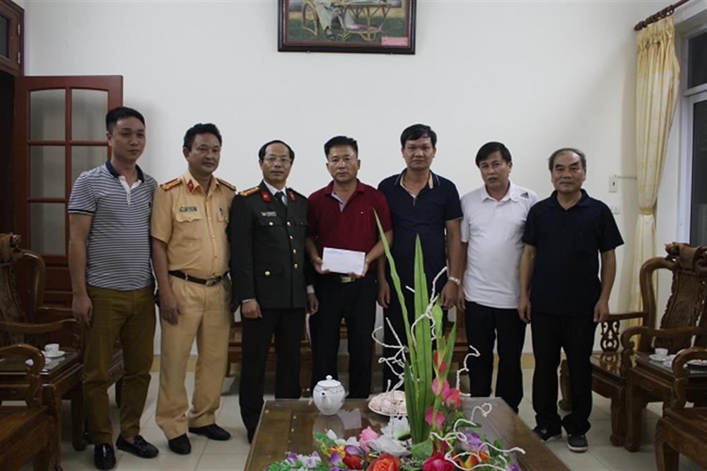 Đồng chí Đại tá Phạm Hồng Tiến, Giám đốc Công an tỉnh Hòa Bình trao thưởng cho Ban Chuyên án và chỉ huy Trạm CSGT Tân Lạc.