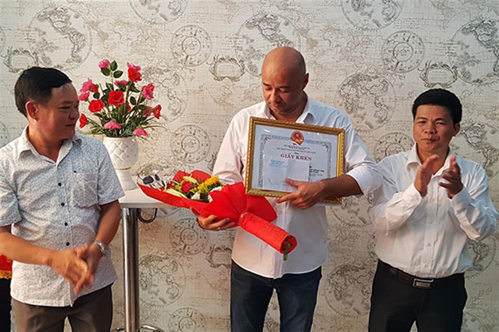 Ủy ban nhân dân TP Đà Nẵng trao thưởng tặng anh Jean Christophe.
