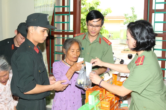 Cán bộ, chiến sỹ Công an tỉnh Hà Nam tổ chức khám bệnh, cấp phát thuốc miễn phí cho nhân dân xã Liêm Phong, huyện Thanh Liêm.