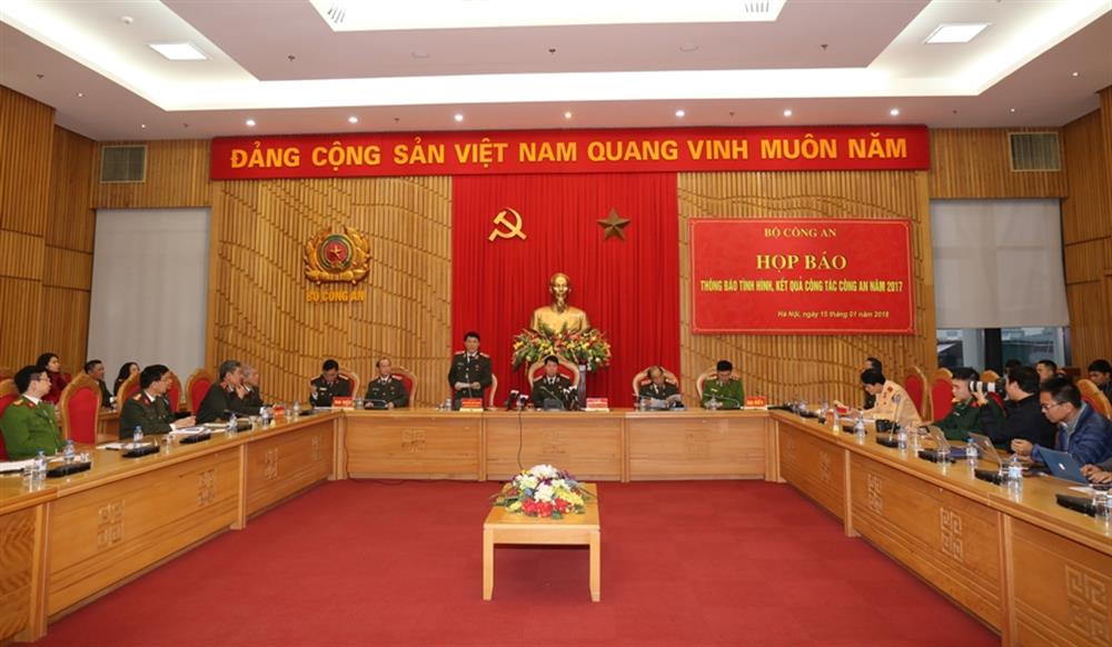 Thiếu tướng Lương Tam Quang, Chánh Văn phòng Bộ Công an, Người phát ngôn Bộ Công an thông báo tóm tắt tình hình, kết quả công tác công an năm 2017.