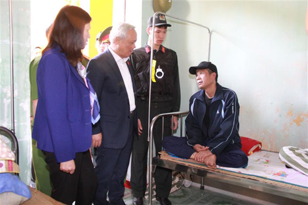 Đoàn công tác thăm hỏi phạm nhân đang điều trị tại bệnh xá.