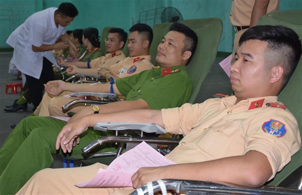 Đoàn viên, cán bộ, chiến sỹ thuộc các Phòng nghiệp vụ Công an tỉnh Quảng Ninh tham gia hiến máu tình nguyện.