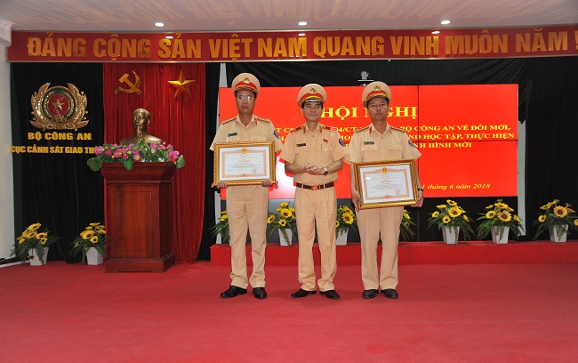 Thiếu tướng Trần Sơn Hà trao Bằng khen của Thủ tướng Chính phủ tặng các cá nhân có thành tích xuất sắc.