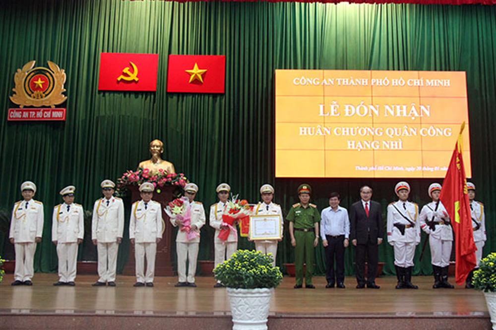 Thừa ủy quyền của Chủ tịch nước, Thượng tướng Lê Quý Vương cùng lãnh đạo thành phố trao Huân chương Quân công hạng Nhì tặng Công an TP. Hồ Chí Minh.