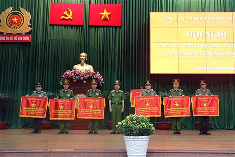 Thứ trưởng Lê Quý Vương tặng Cờ thi đua của Bộ Công an tặng các đơn vị Công an TP. Hồ Chí Minh có thành tích xuất sắc.