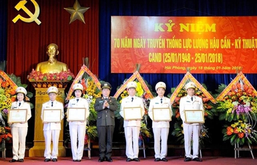 Thứ trưởng Bùi Văn Thành khen thưởng các tập thể, cá nhân có thành tích xuất sắc.
