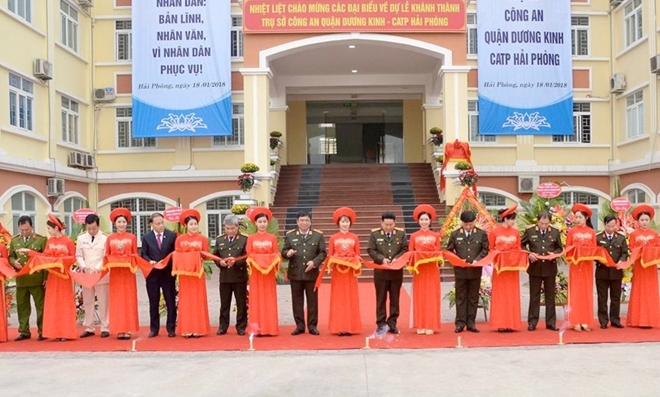 Thứ trưởng Bùi Văn Thành dự cắt băng khánh thành trụ sở Công an quận Dương Kinh.